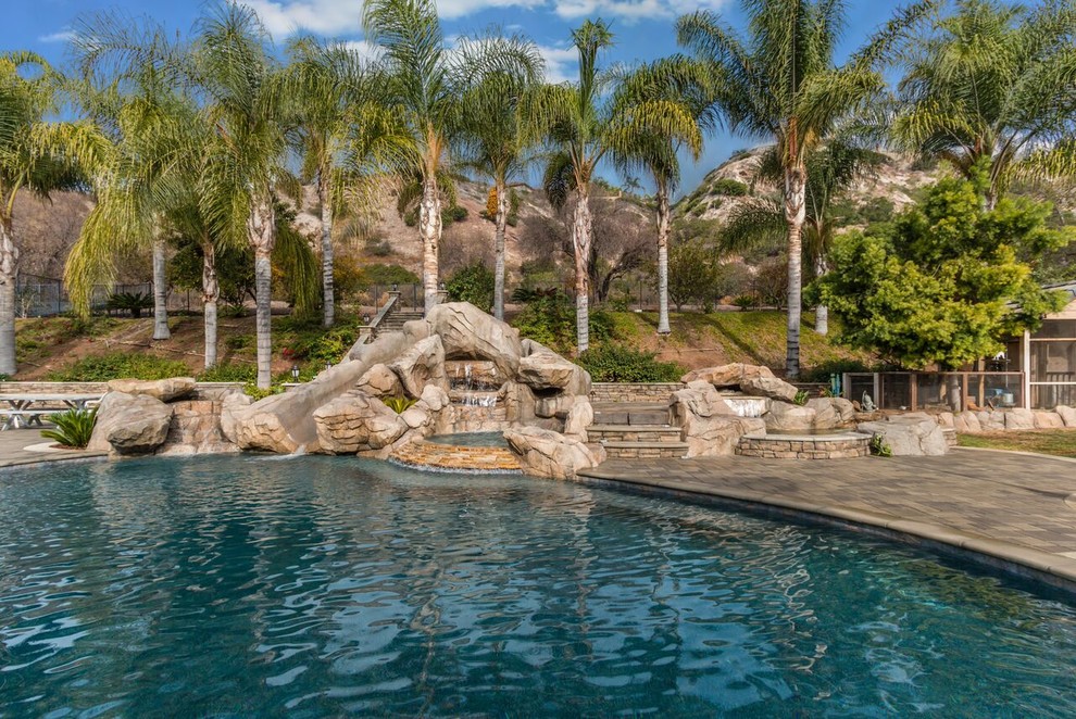 Großer Klassischer Pool hinter dem Haus in individueller Form mit Wasserrutsche und Betonboden in Orange County