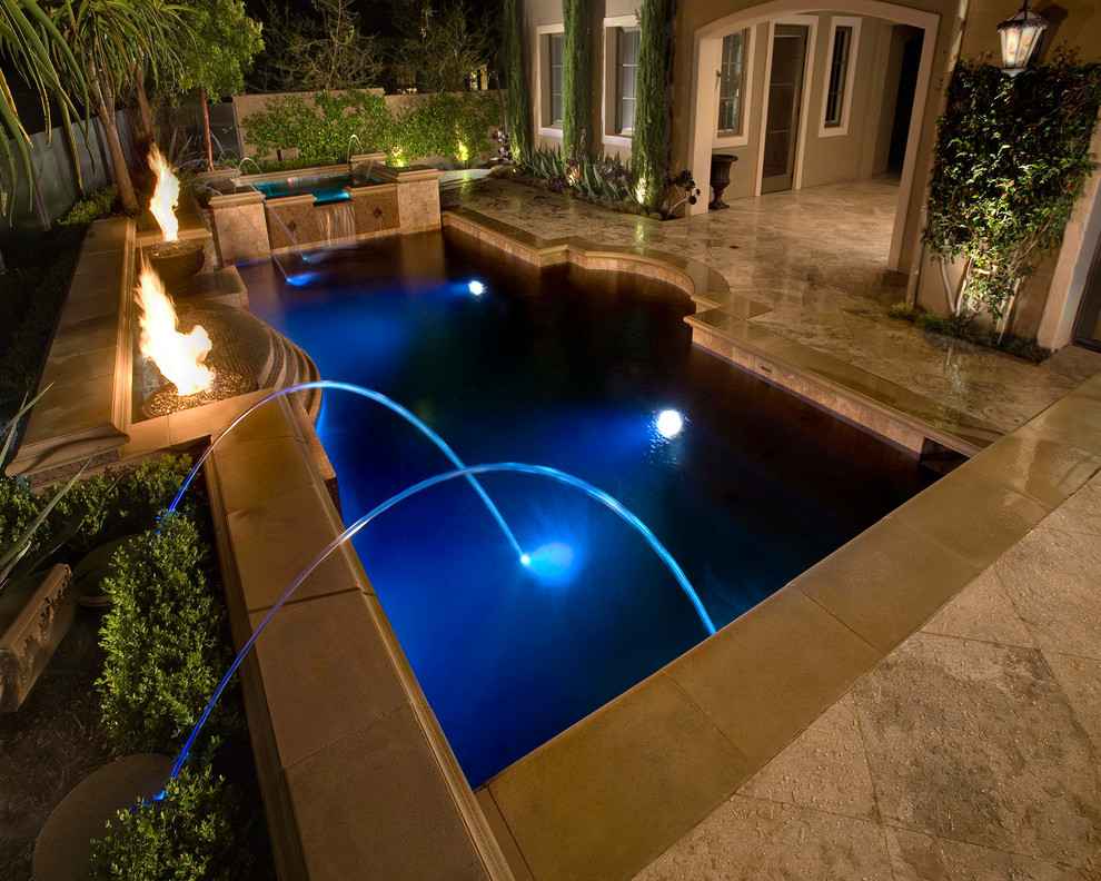 Идея дизайна: большой прямоугольный бассейн на заднем дворе в классическом стиле