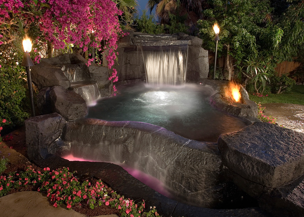 Идея дизайна: маленький естественный бассейн в стиле рустика с покрытием из каменной брусчатки и джакузи для на участке и в саду