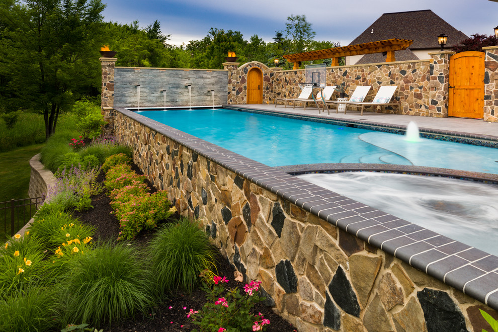 Diseño de piscinas y jacuzzis mediterráneos pequeños rectangulares en patio trasero con adoquines de piedra natural