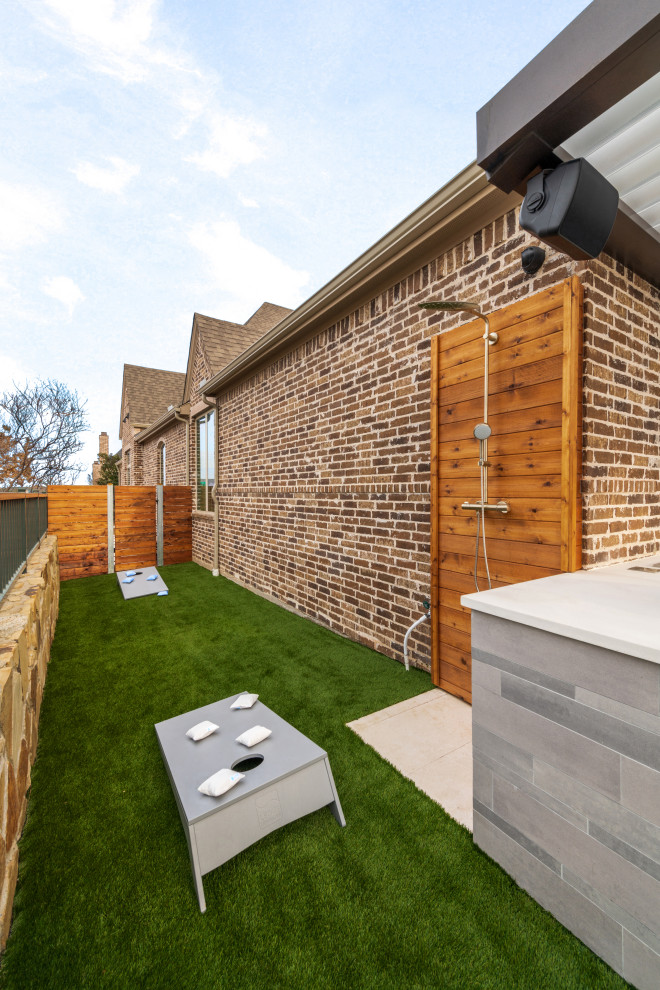 Großer Moderner Whirlpool hinter dem Haus in rechteckiger Form mit Natursteinplatten in Dallas