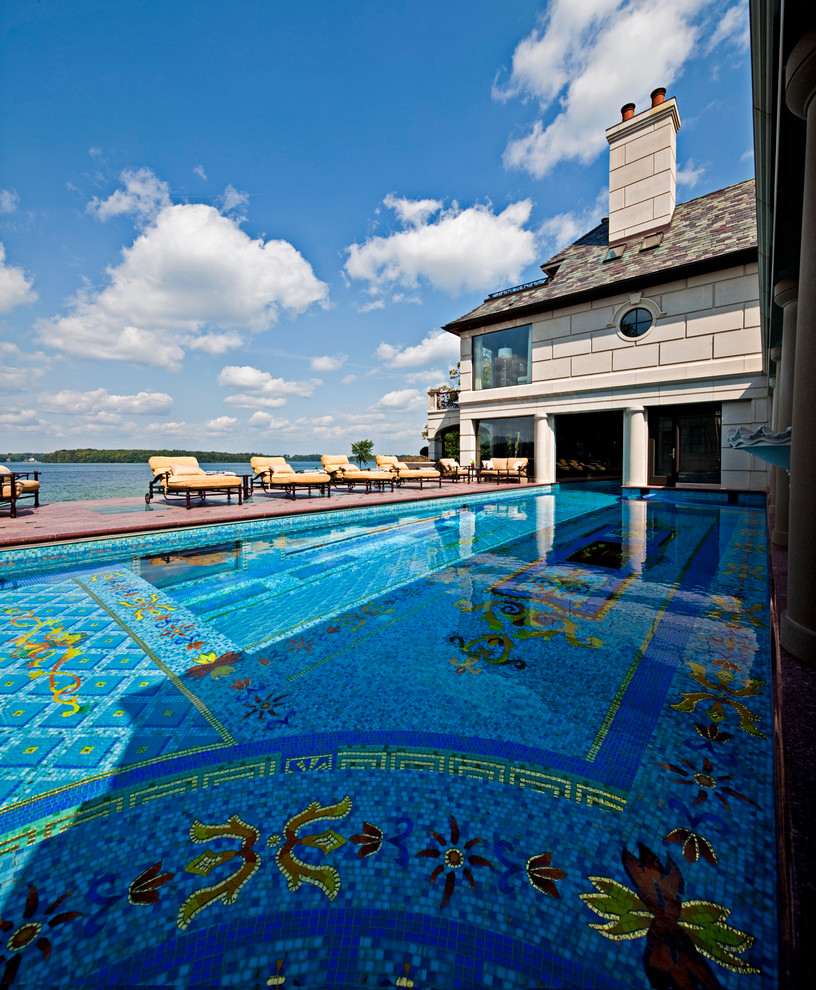 Imagen de piscina con fuente elevada clásica grande rectangular en patio con adoquines de piedra natural