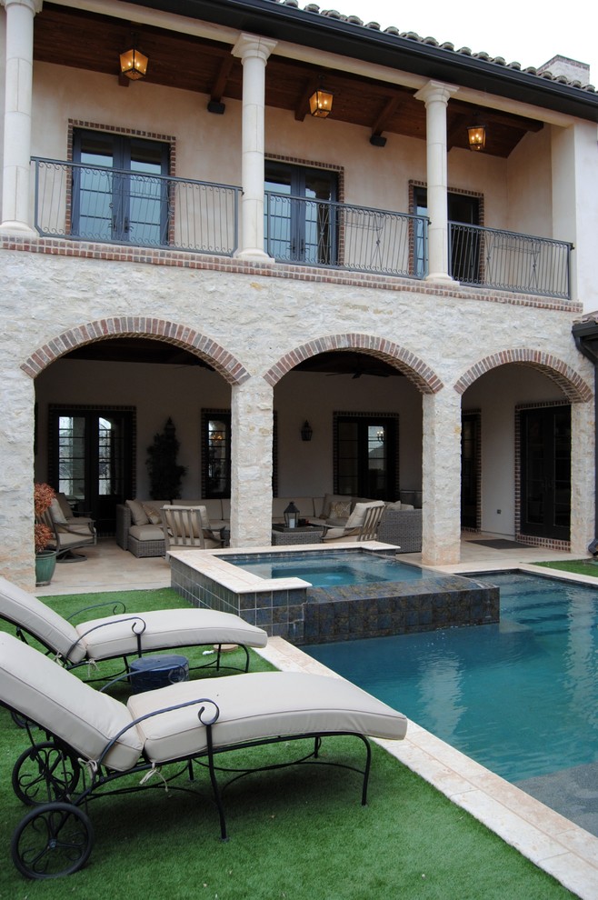 Großer Mediterraner Pool hinter dem Haus in individueller Form mit Natursteinplatten in Austin