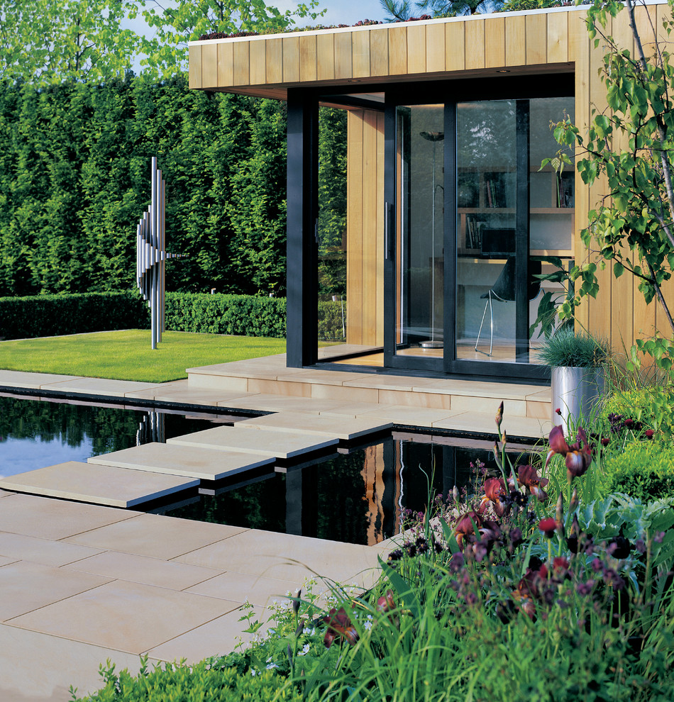 Idées déco pour un Abris de piscine et pool houses arrière contemporain avec des pavés en pierre naturelle.