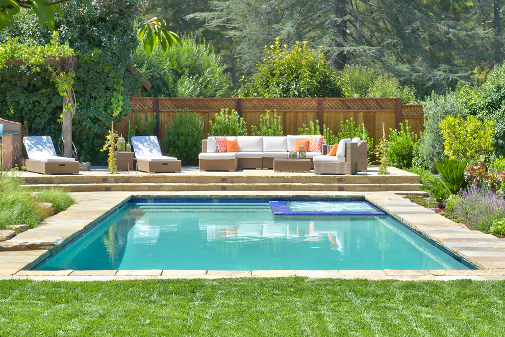 На фото: спортивный, прямоугольный бассейн среднего размера на заднем дворе в средиземноморском стиле с покрытием из каменной брусчатки с