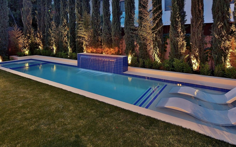 Idee per una piccola piscina monocorsia minimalista rettangolare dietro casa con una vasca idromassaggio