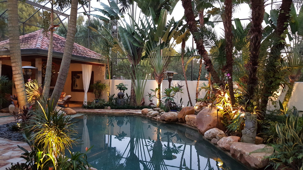 Ispirazione per una piscina naturale contemporanea personalizzata di medie dimensioni e dietro casa con una dépendance a bordo piscina e pavimentazioni in pietra naturale