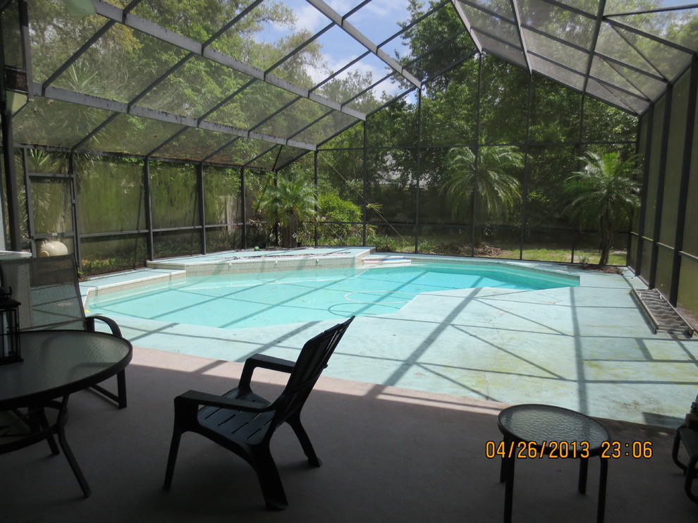 Großer Schwimmteich hinter dem Haus in individueller Form mit Betonplatten in Orlando