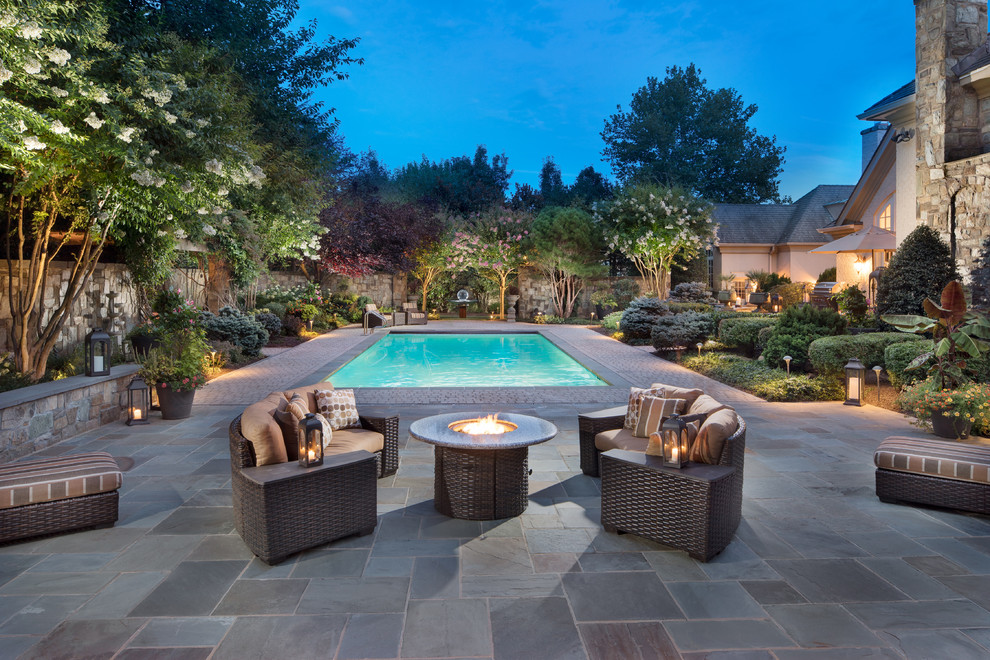 Imagen de casa de la piscina y piscina alargada contemporánea rectangular en patio trasero con adoquines de piedra natural