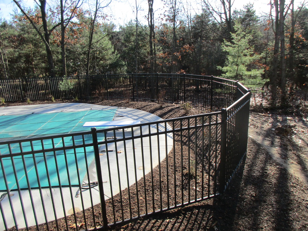 Стильный дизайн: прямоугольный бассейн среднего размера на заднем дворе с покрытием из бетонных плит - последний тренд
