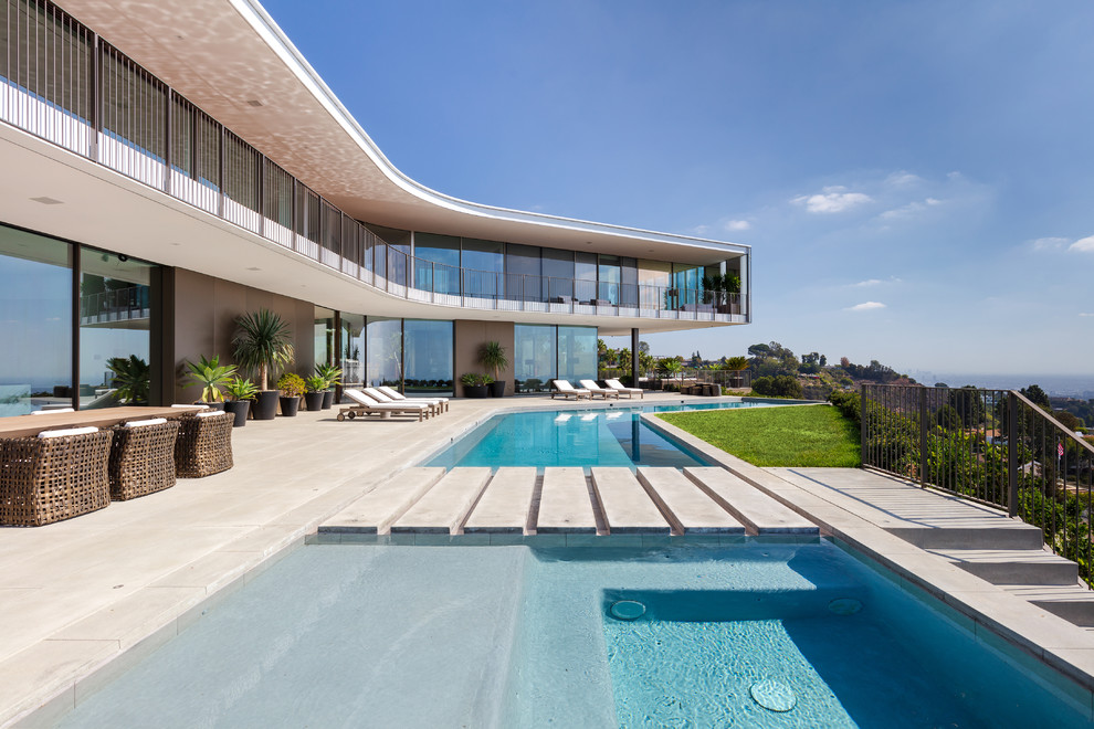 Immagine di una piscina minimalista a "L" dietro casa