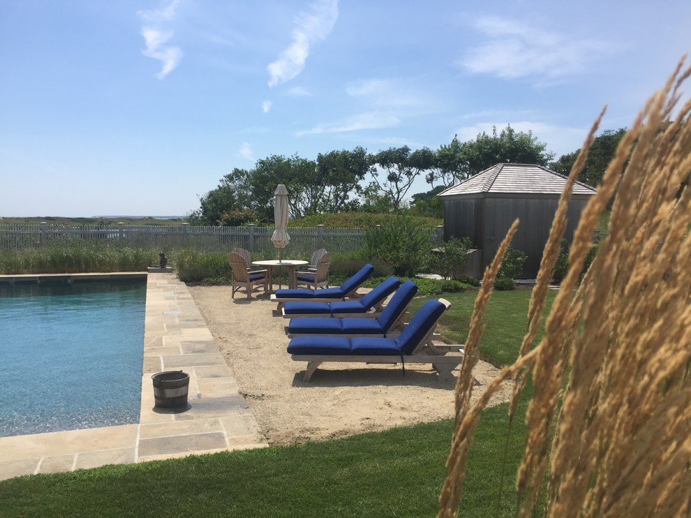 Ejemplo de piscina natural marinera de tamaño medio rectangular en patio trasero con gravilla