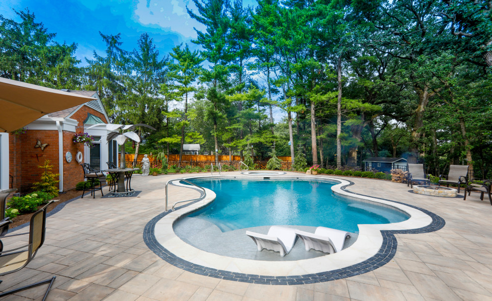 Inspiration för en mellanstor vintage anpassad pool på baksidan av huset, med spabad och naturstensplattor