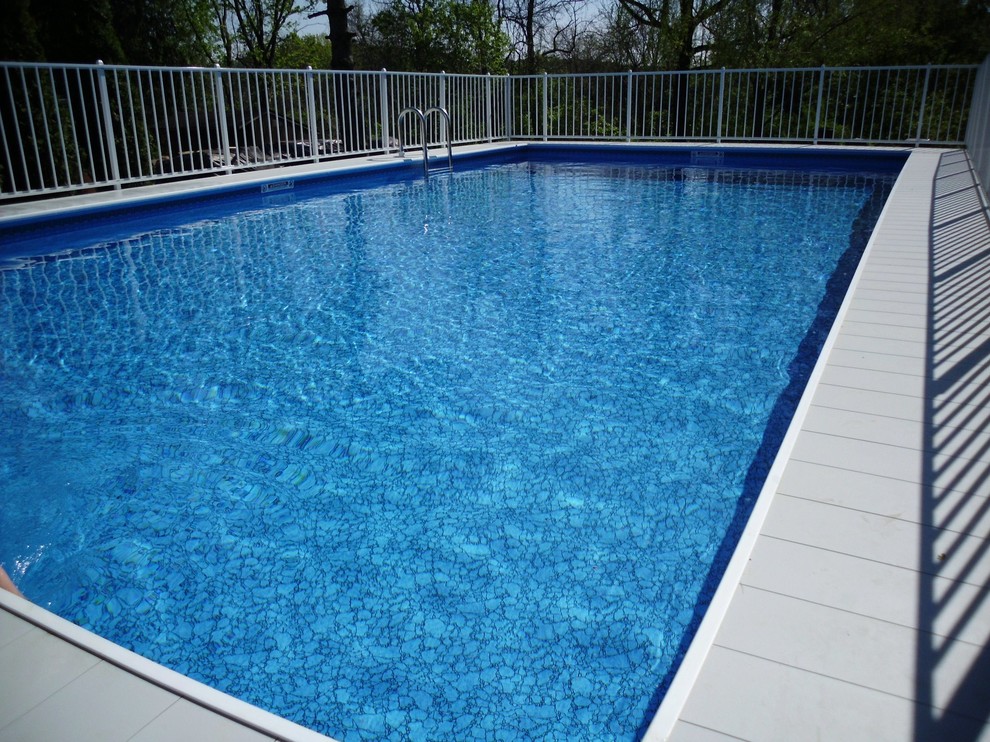 Ispirazione per una piscina fuori terra rettangolare di medie dimensioni e dietro casa con pedane