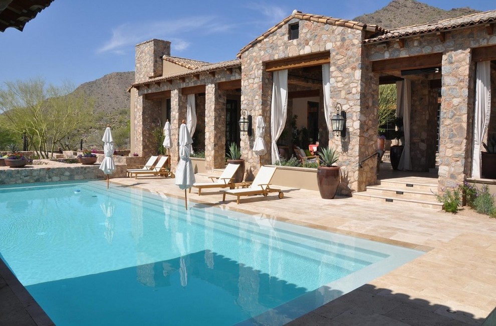 Пример оригинального дизайна: спортивный, прямоугольный бассейн на внутреннем дворе в средиземноморском стиле с покрытием из каменной брусчатки