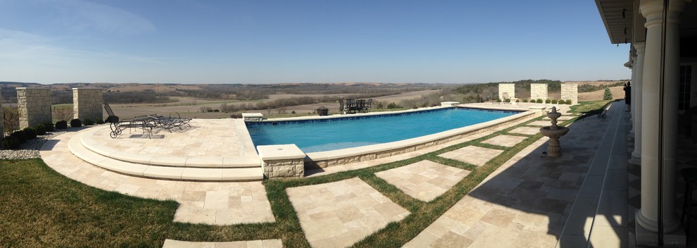 Esempio di una grande piscina naturale moderna rettangolare dietro casa con una vasca idromassaggio e pavimentazioni in pietra naturale