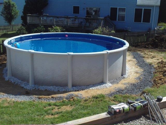 Modelo de piscina elevada clásica de tamaño medio redondeada en patio trasero