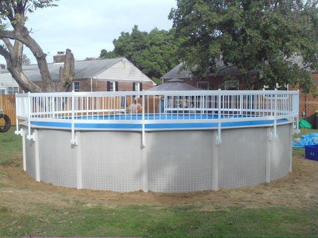 На фото: наземный бассейн среднего размера на заднем дворе в классическом стиле с