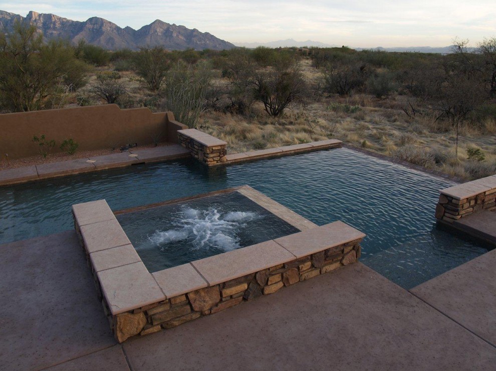 Example of a trendy infinity pool design in Phoenix