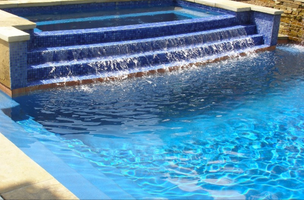 Diseño de piscinas y jacuzzis alargados actuales grandes a medida en patio trasero con entablado