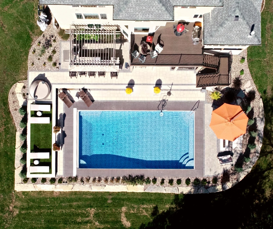 Esempio di una grande piscina fuori terra eclettica rettangolare dietro casa con una vasca idromassaggio e pedane
