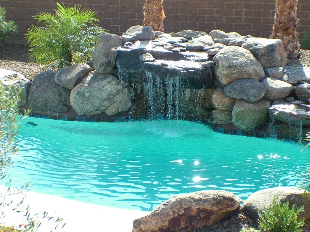 Idée de décoration pour une piscine design.