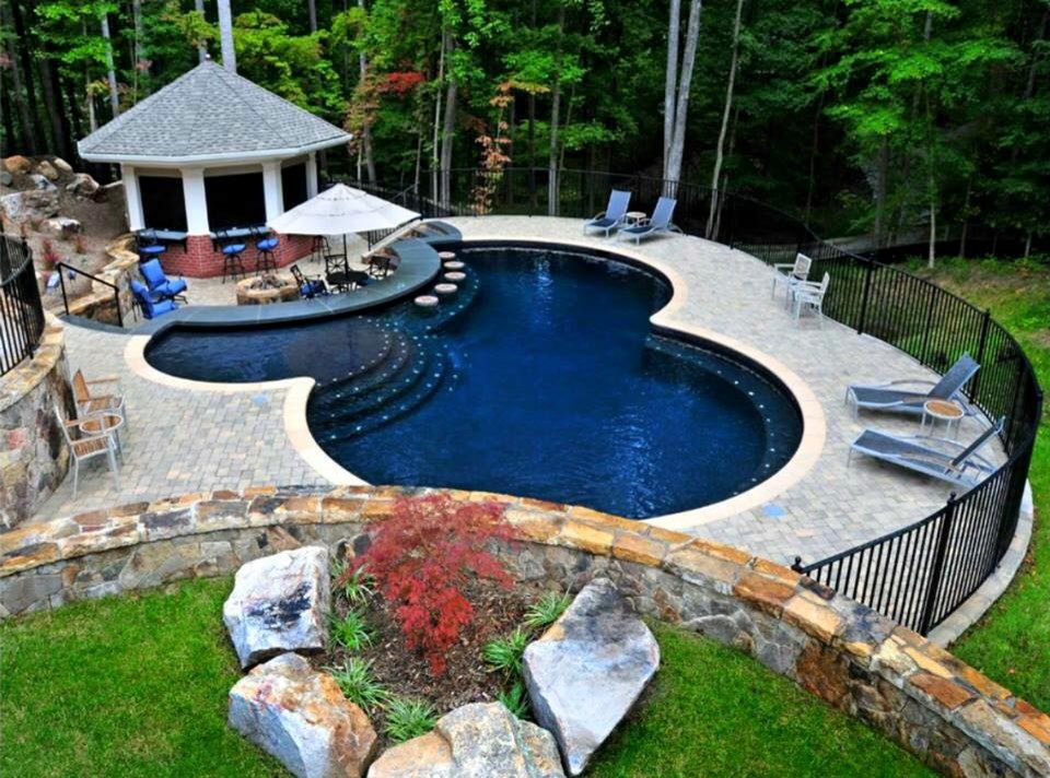 Ispirazione per una piscina monocorsia tradizionale rotonda di medie dimensioni e dietro casa con una dépendance a bordo piscina e pavimentazioni in mattoni