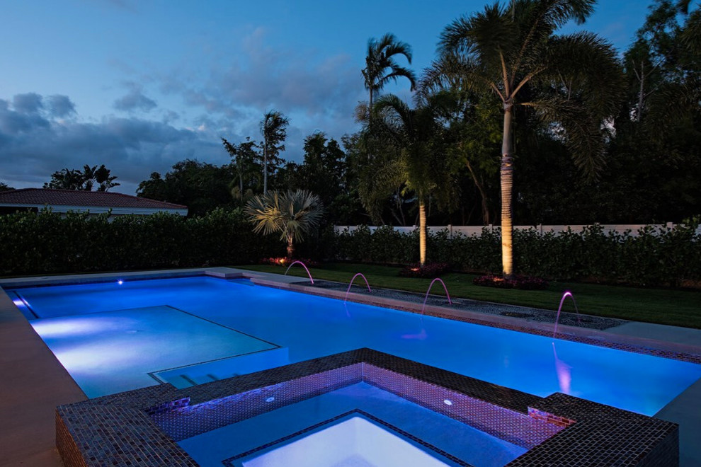 Diseño de piscinas y jacuzzis alargados contemporáneos grandes rectangulares en patio trasero