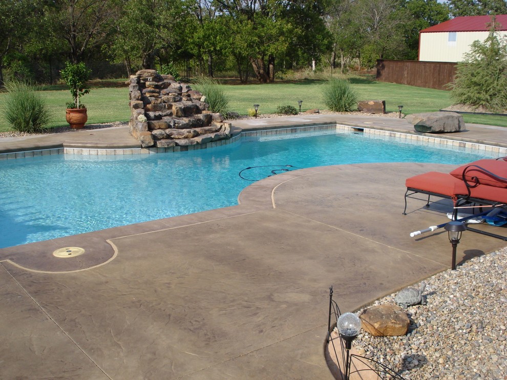Großer Klassischer Pool hinter dem Haus in individueller Form mit Betonplatten in Oklahoma City