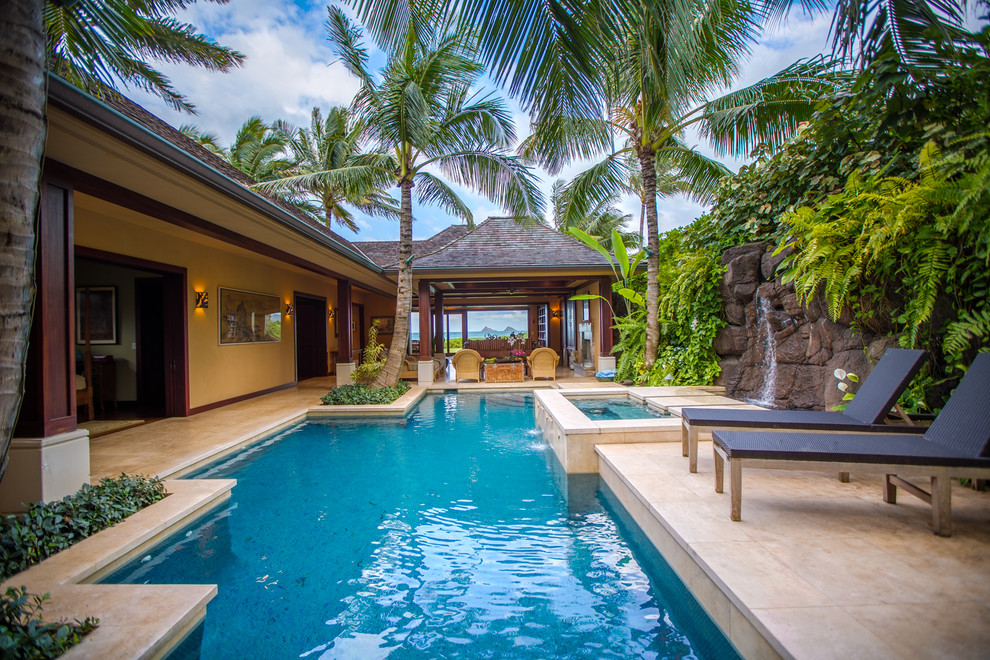 Mittelgroßes, Gefliestes Sportbecken hinter dem Haus in individueller Form mit Wasserspiel in Hawaii