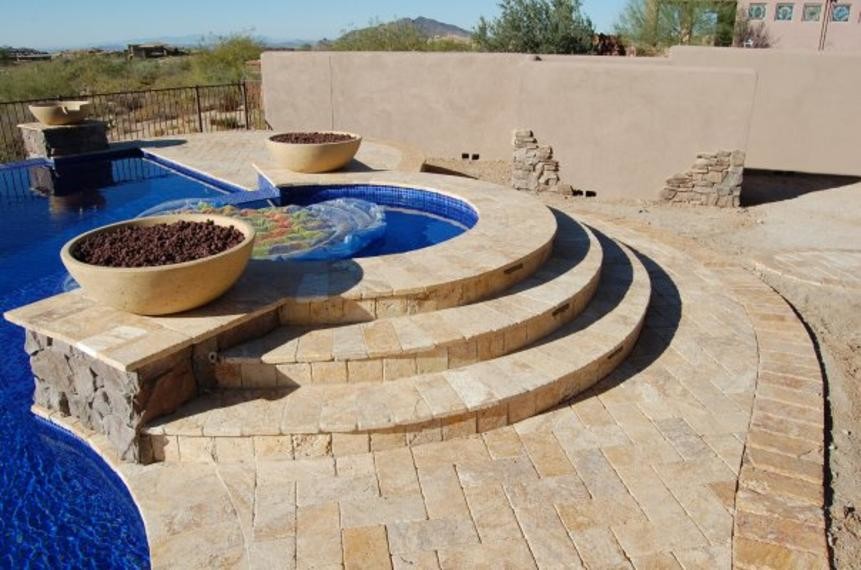 Источник вдохновения для домашнего уюта: большой бассейн произвольной формы на заднем дворе в стиле фьюжн с джакузи и покрытием из каменной брусчатки