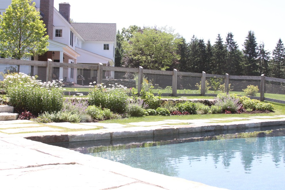 Ispirazione per una grande piscina monocorsia country rettangolare dietro casa con pavimentazioni in cemento