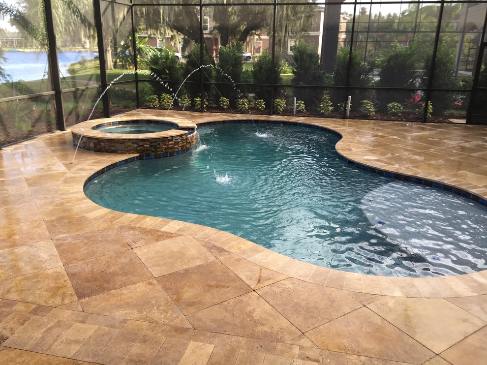 Imagen de piscina con fuente contemporánea de tamaño medio tipo riñón en patio trasero con suelo de baldosas