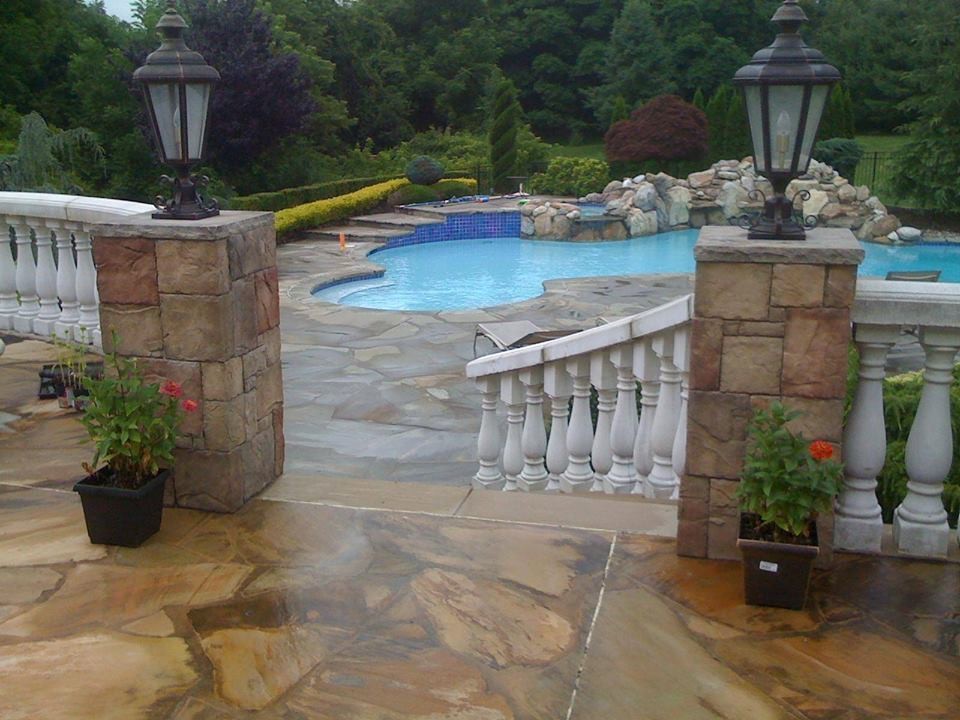 Пример оригинального дизайна: спортивный бассейн среднего размера, произвольной формы на заднем дворе в классическом стиле с джакузи и покрытием из каменной брусчатки