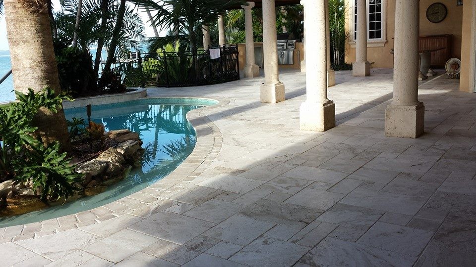 マイアミにある地中海スタイルのおしゃれなプールの写真