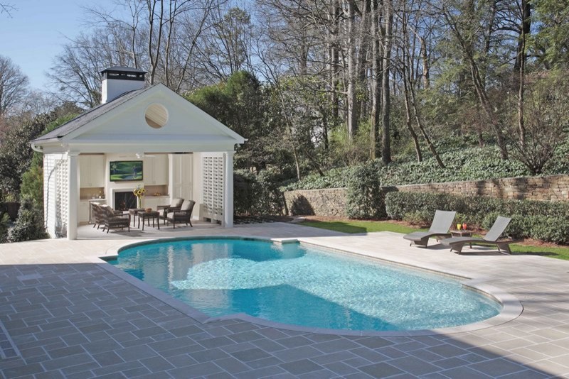 Modelo de casa de la piscina y piscina natural grande a medida en patio trasero con adoquines de piedra natural