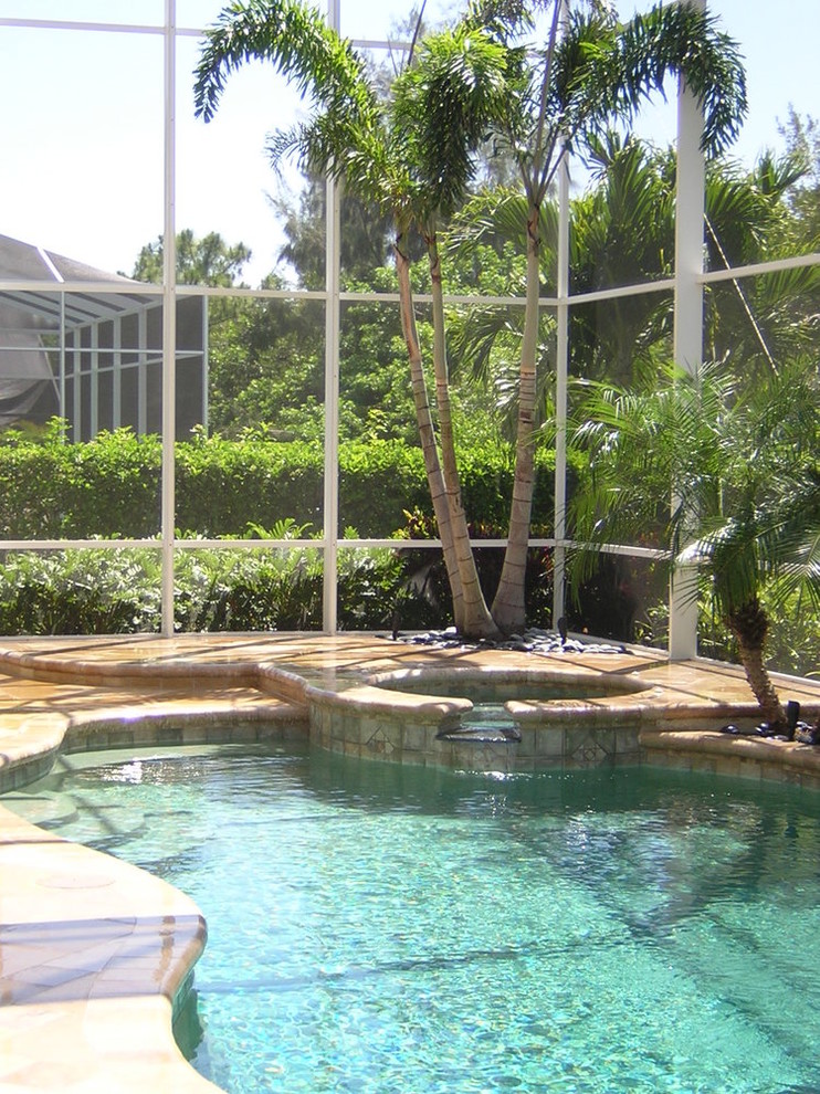 Foto de piscinas y jacuzzis exóticos grandes interiores y a medida con losas de hormigón