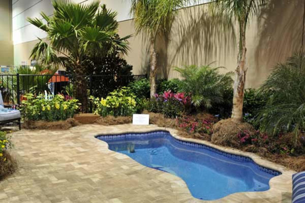 Immagine di una piccola piscina naturale chic personalizzata dietro casa con pavimentazioni in pietra naturale
