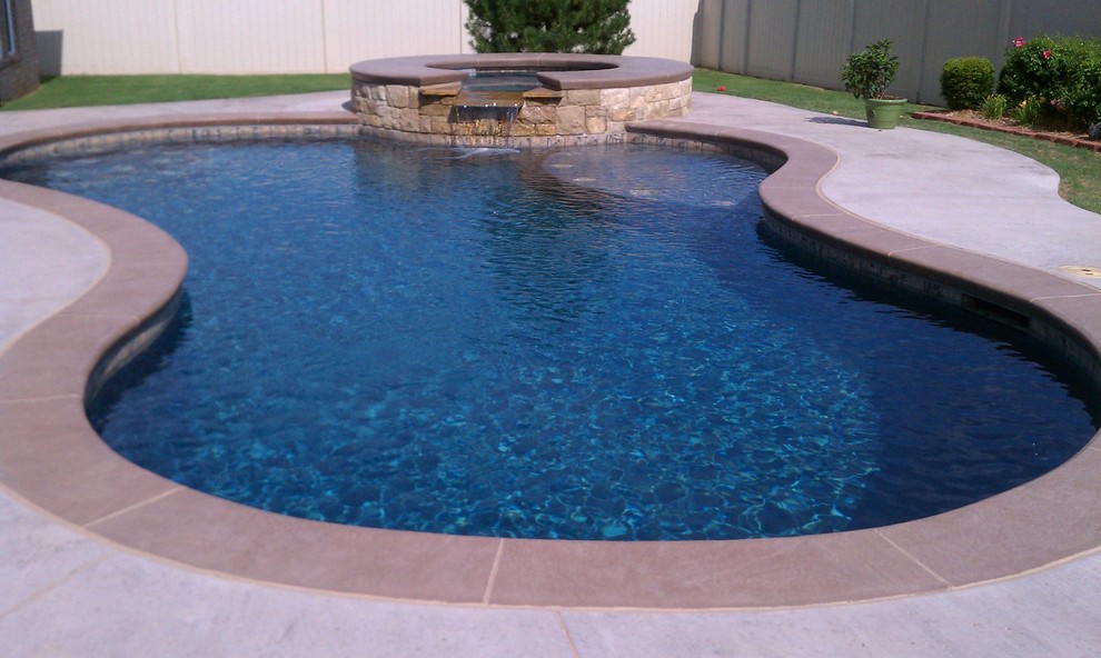 Foto di una piscina monocorsia tropicale di medie dimensioni e dietro casa con una vasca idromassaggio