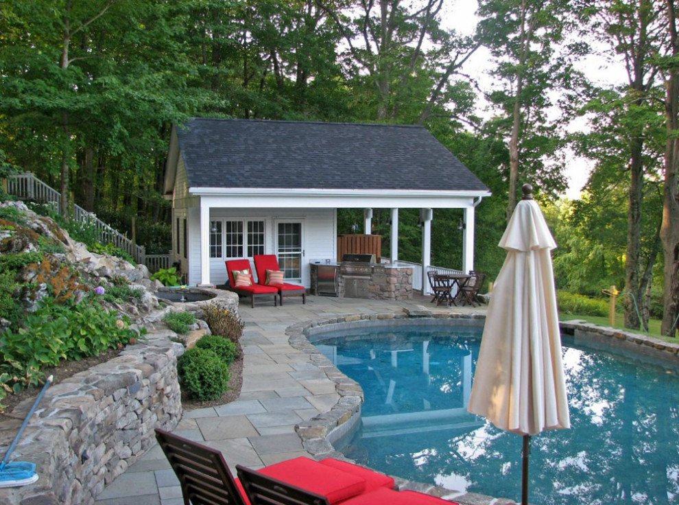 Modelo de casa de la piscina y piscina natural marinera de tamaño medio a medida en patio trasero con adoquines de piedra natural