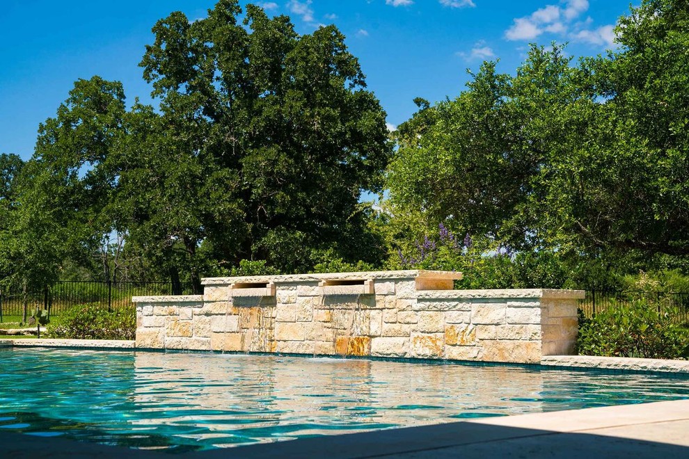 Ispirazione per una grande piscina classica personalizzata dietro casa con fontane e piastrelle