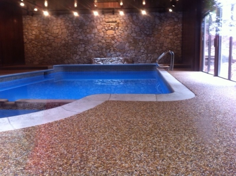 Foto de piscinas y jacuzzis grandes rectangulares y interiores con suelo de baldosas