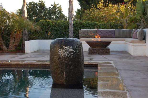 Пример оригинального дизайна: естественный бассейн среднего размера, произвольной формы на заднем дворе в современном стиле с фонтаном и покрытием из бетонных плит
