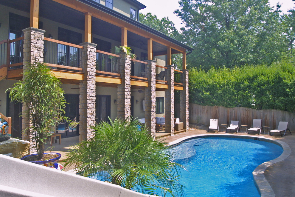 Idee per una piscina mediterranea personalizzata di medie dimensioni e dietro casa con un acquascivolo e pavimentazioni in pietra naturale