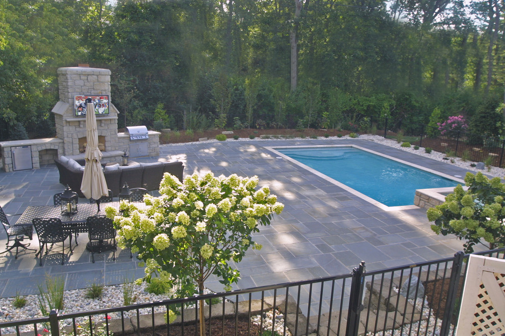 Imagen de piscinas y jacuzzis alargados modernos de tamaño medio rectangulares en patio trasero con adoquines de hormigón