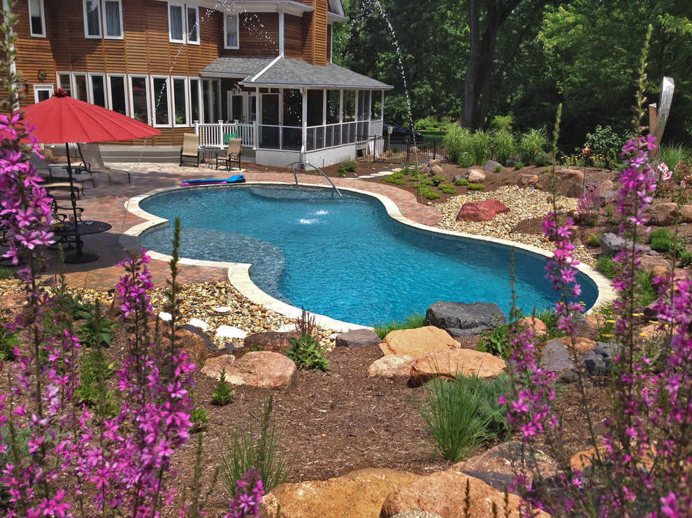 Idee per una grande piscina minimal personalizzata dietro casa con pavimentazioni in mattoni