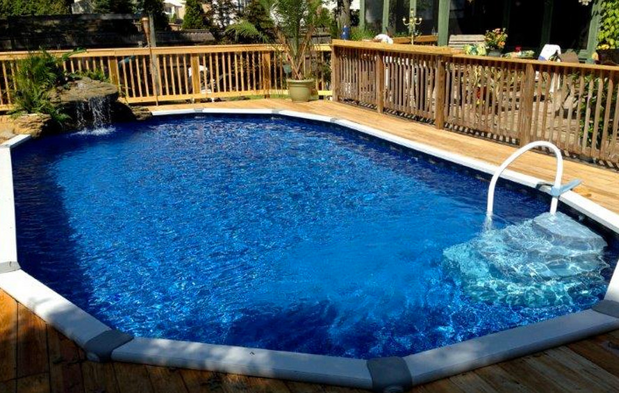 Ejemplo de casa de la piscina y piscina elevada clásica grande a medida en patio trasero con entablado