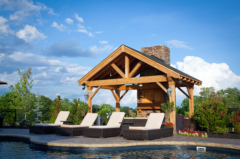 Modelo de piscina con fuente natural de estilo americano grande a medida en patio trasero con adoquines de ladrillo