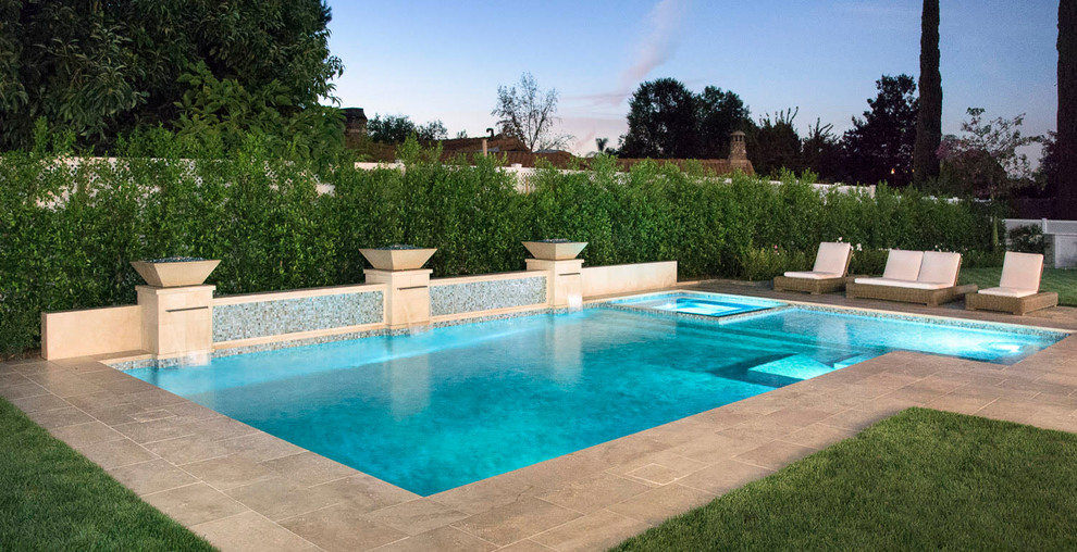На фото: спортивный, прямоугольный бассейн среднего размера на заднем дворе в стиле ретро с джакузи и покрытием из бетонных плит с