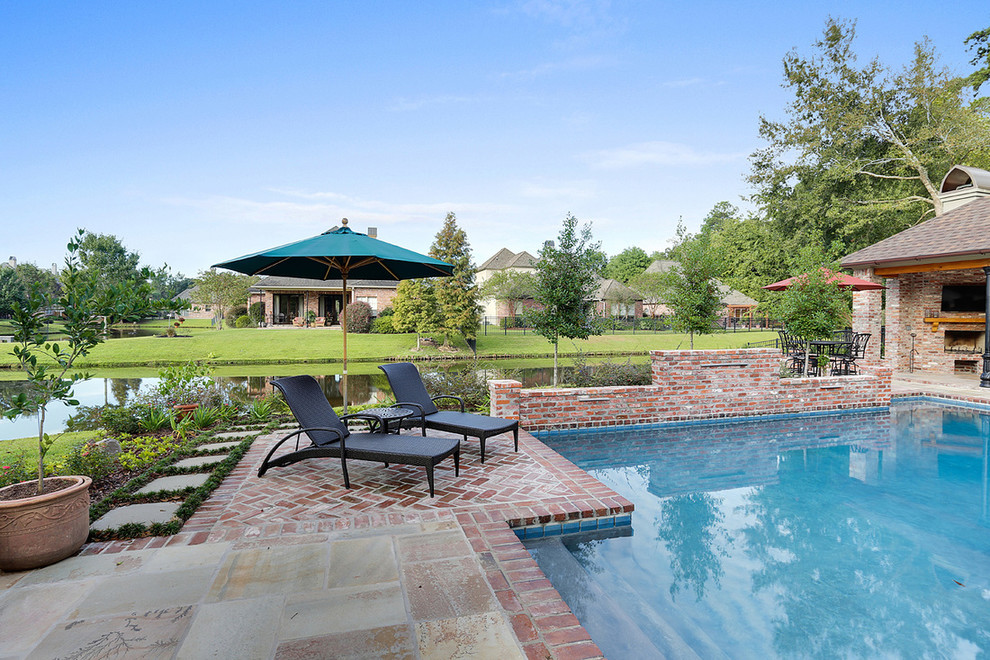 Immagine di una piscina monocorsia tradizionale personalizzata di medie dimensioni e dietro casa con fontane e piastrelle